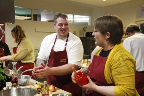 Kennenlernen und genießen: Münsterland-Neulinge kochen zusammen in der Münsterländer Speisekammer