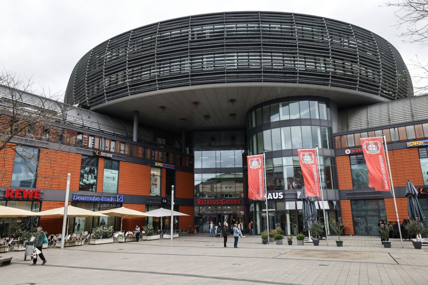 Wie ein auf einem Einkaufszentrum gelandetes Ufo: das Rathaus in Leverkusen.