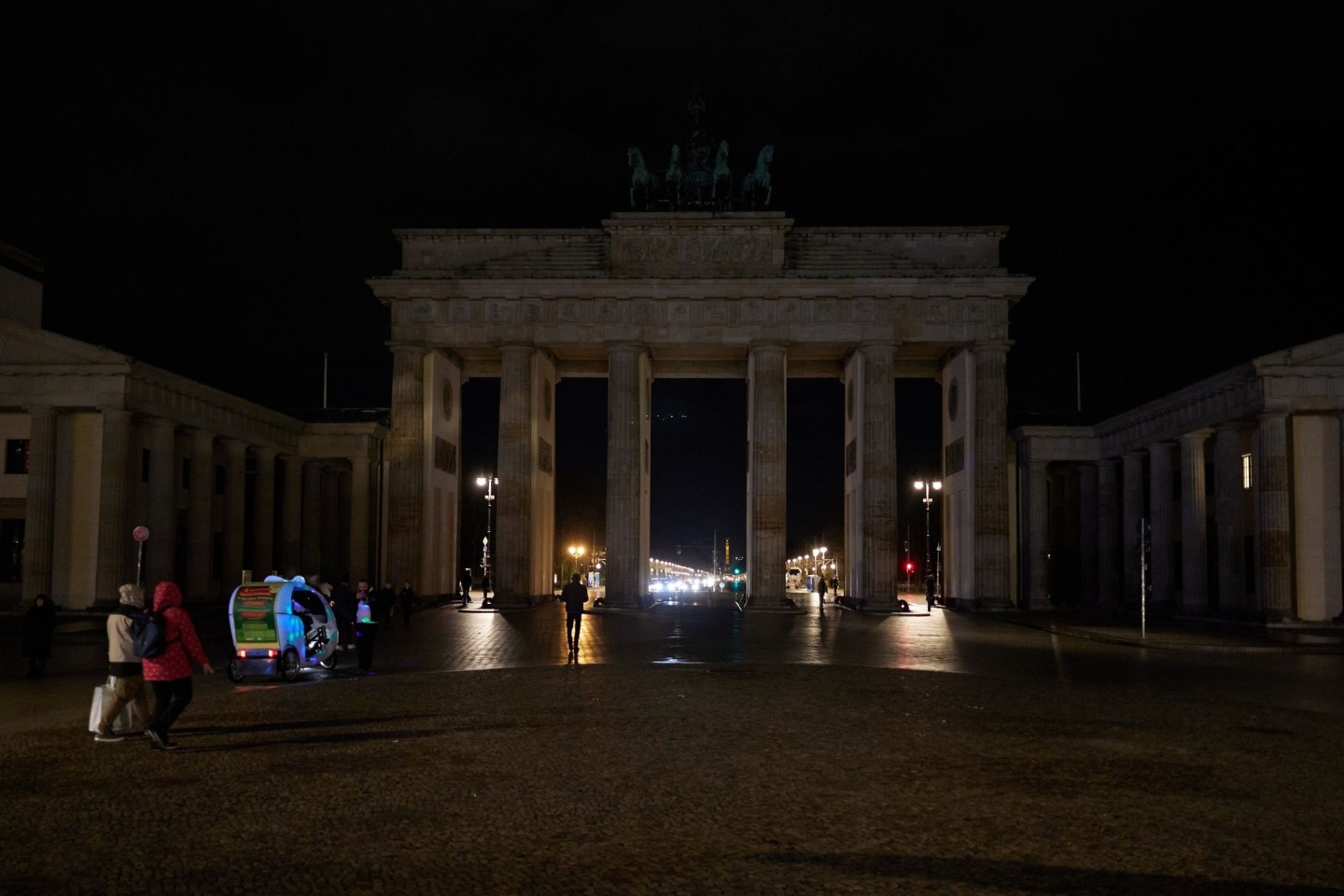 Berlin beteiligt sich an der weltweiten Aktion «Earth Hour» und schaltet das Licht am Brandenburger Tor aus.