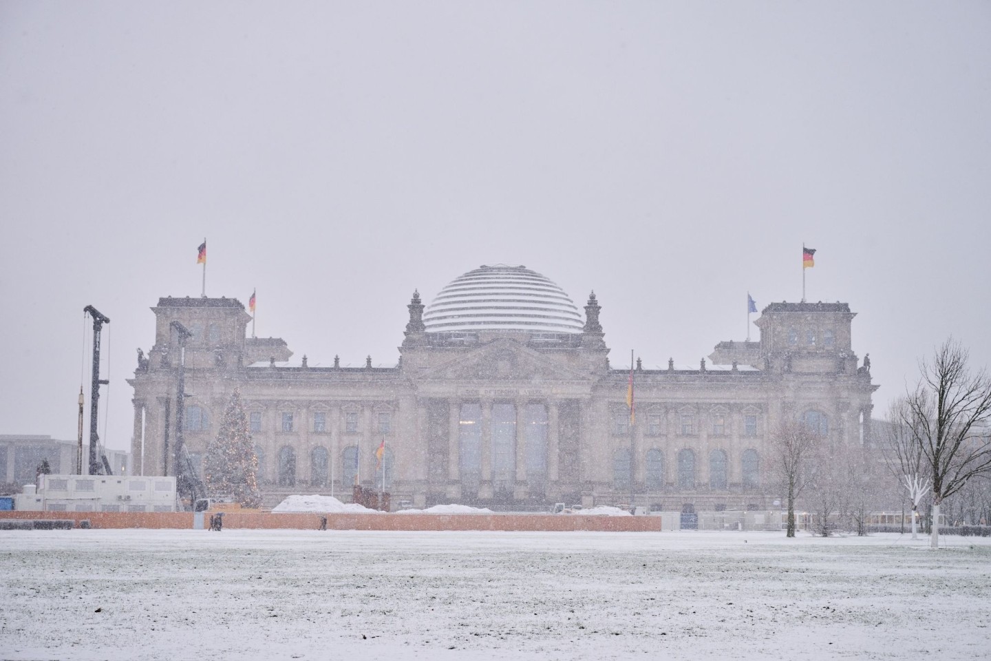Das Reichstagsgebäude ist mit Schnee bedeckt.
