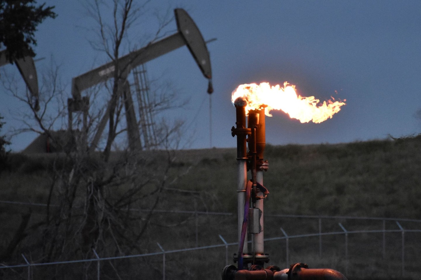 Eine Fackel zur Verbrennung von Methan aus der Ölförderung. Das Treibhausgas entsteht unter anderem in der Öl-, Gas- und Kohleindustrie.