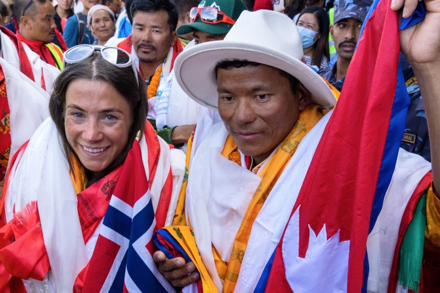 Die Bergsteigerin Kristin Harila (l) und Sherpa-Führer Tenjen Lama (r) kommen in Kathmandu an.