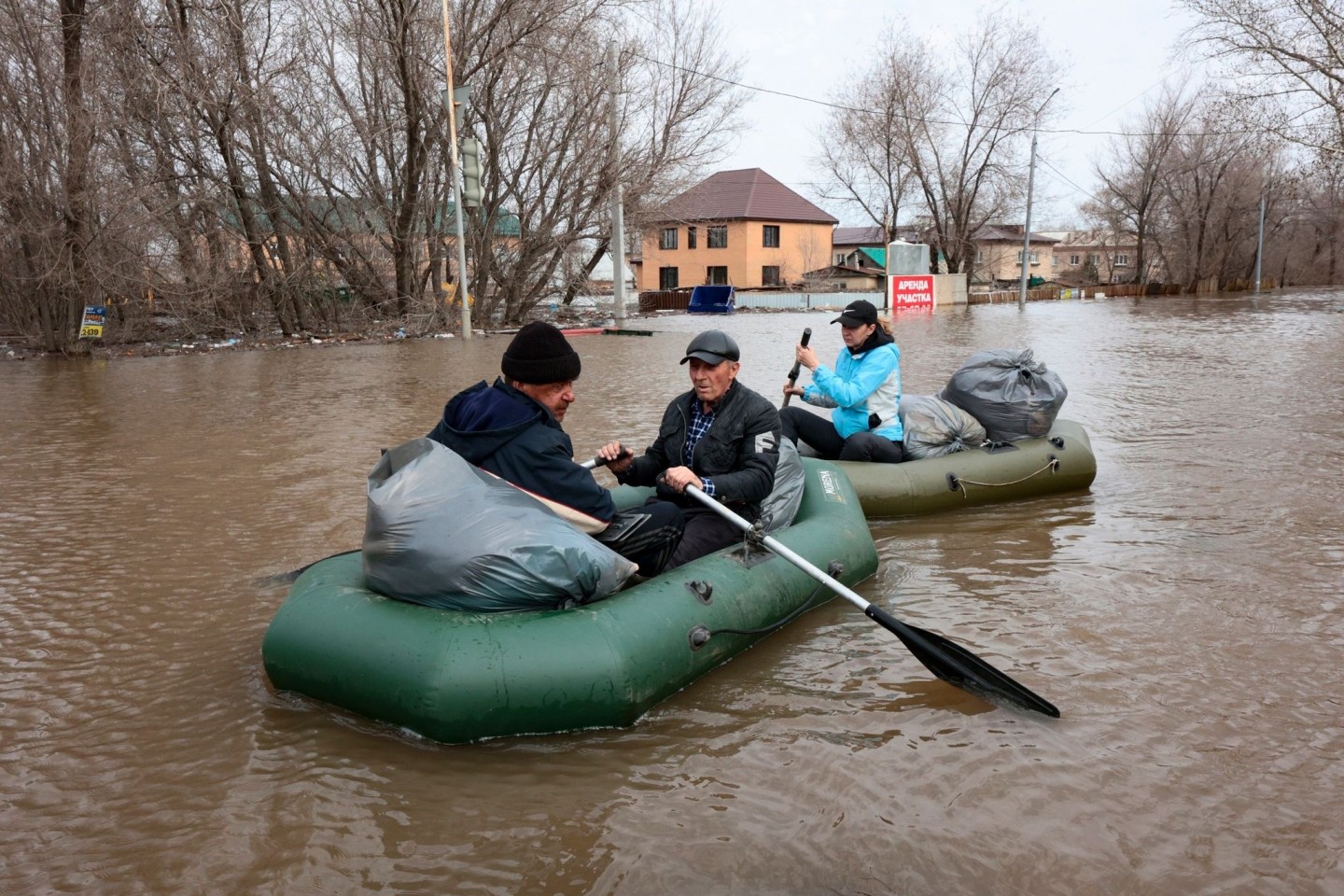 Die Überschwemmungen lösten die Evakuierung Tausender Menschen in der Region Orenburg aus, die etwa 1200 Kilometer südöstlich der Hauptstadt Moskau liegt.