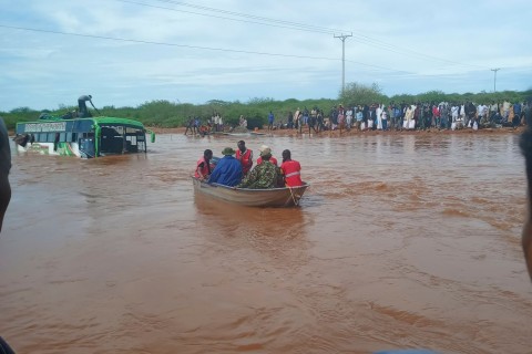 Fluten in Ostafrika treffen Slumbewohner und Urlauber