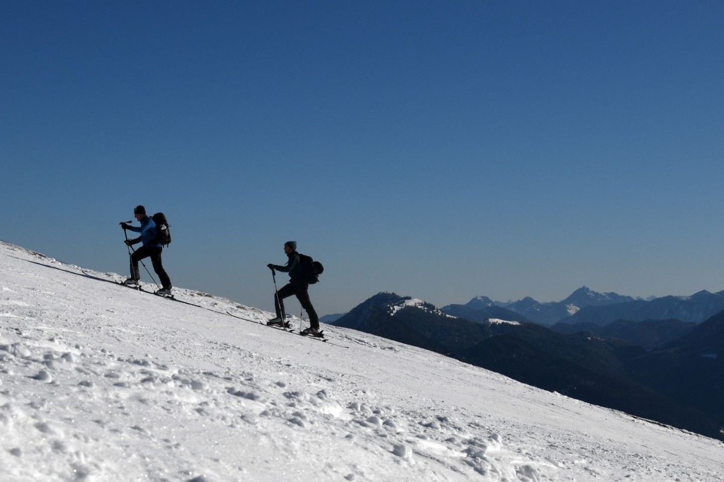 Bergsportler sollten am Wochenende Vorsicht walten lassen: Der Lawinenwarndienst Bayern stuft die Lawinengefahr in Teilen der Alpen als «hoch» ein. (Archivbild)