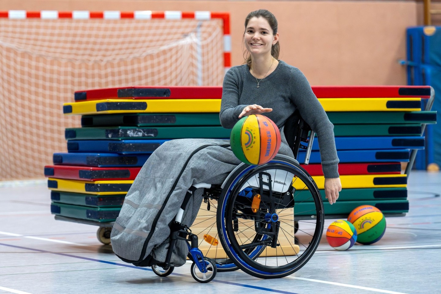 Sportlehrerin Sina Wiedemeier in der Turnhalle ihrer Grundschule im Landkreis Cuxhaven.