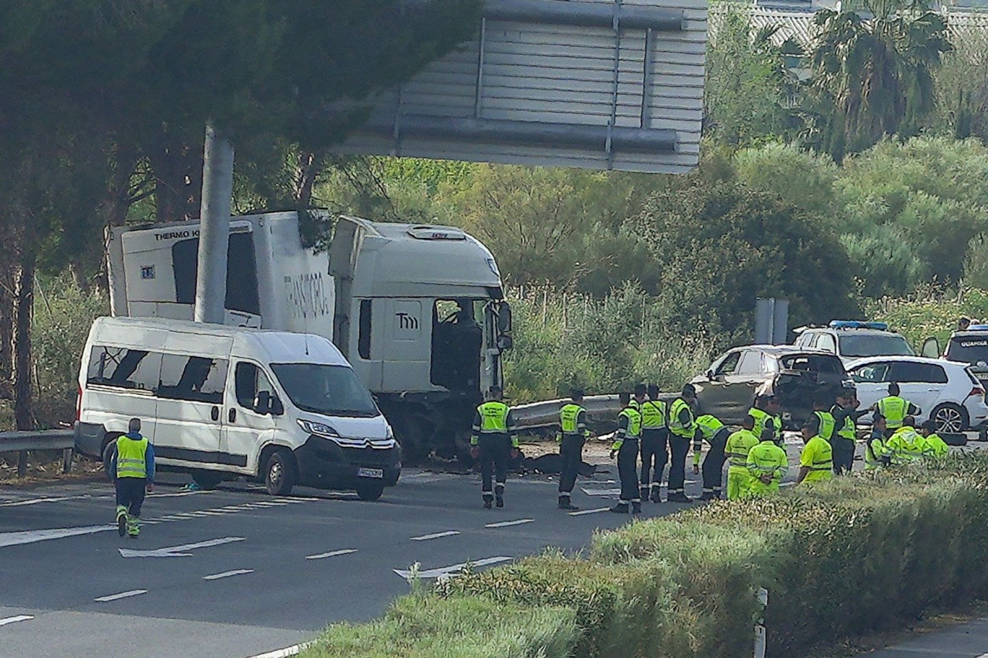 Rettungskräfte an der Unfallstelle an der Autobahn AP-4 unweit von Sevilla im Süden des Landes: Ein LKW erfasste mehrere Menschen.