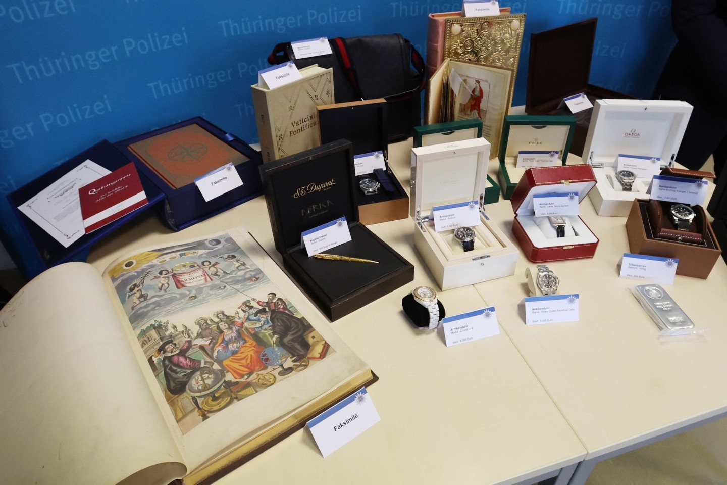 Faksimile-Bücher und andere Gegenstände präsentiert die Kriminalpolizei bei einer Pressekonferenz in Gera.