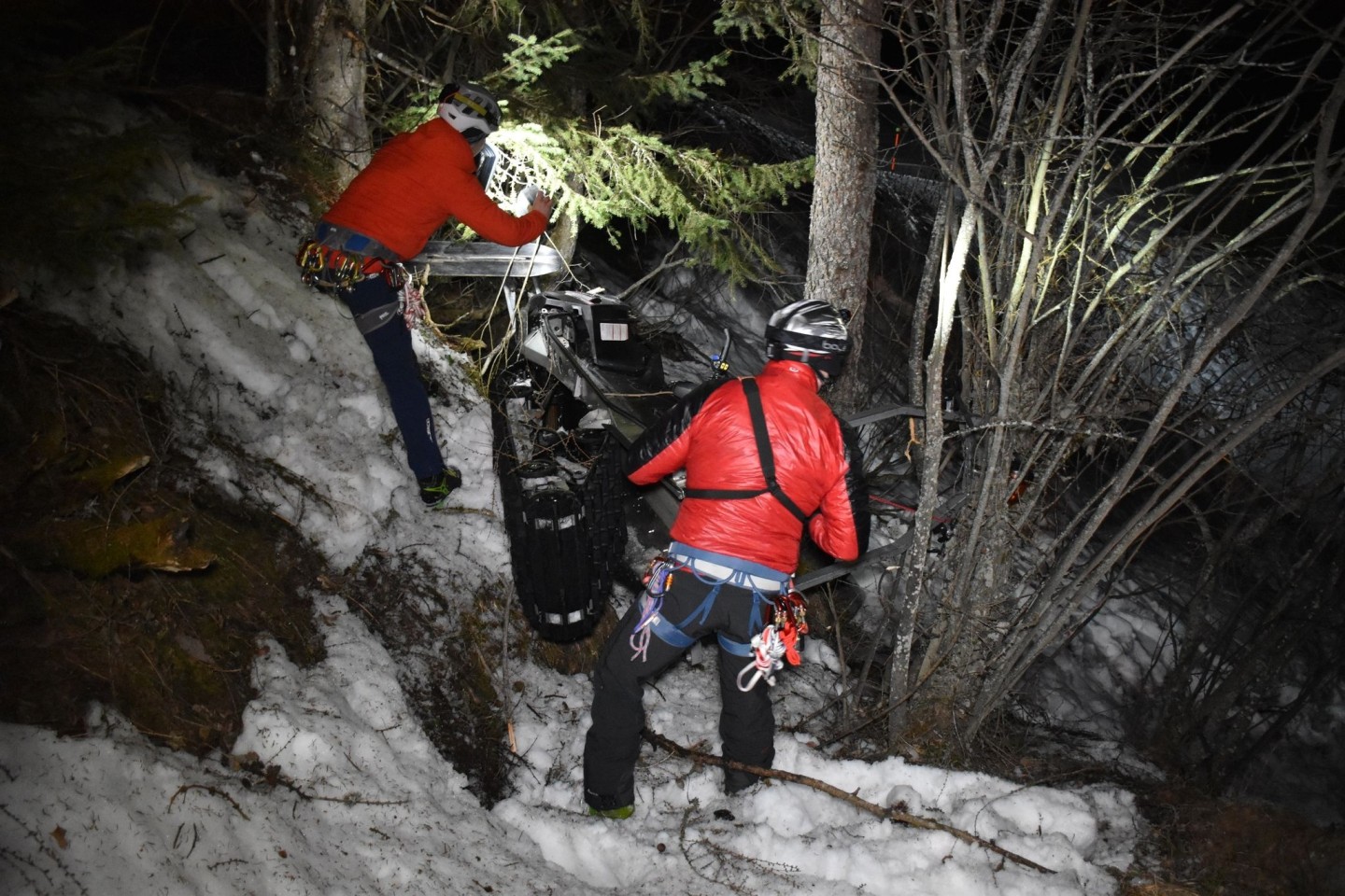 Ein Rettungsteam arbeitet an der Unglückstelle im Skigebiet Gerlosstein.