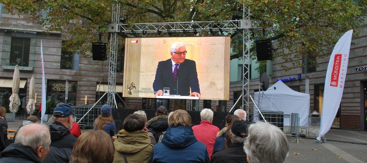 Public Viewing zur Friedenspreisverleihung mit Bundespräsident Steinmeier