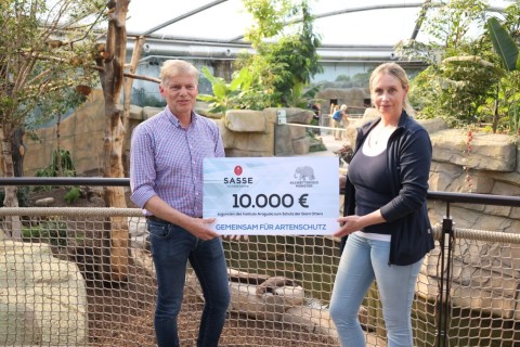 Feinbrennerei Sasse spendet 10.000 Euro für Riesenotter