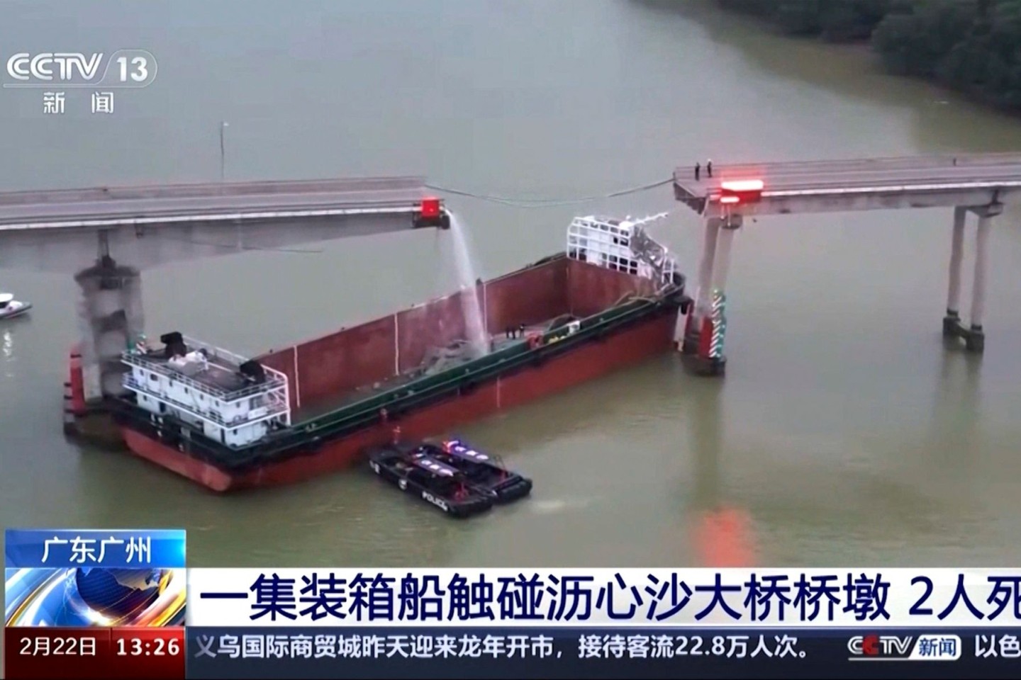 Vorläufigen Ermittlungen zufolge stürzten zwei Fahrzeuge ins Wasser, drei weitere fielen auf das Schiff.