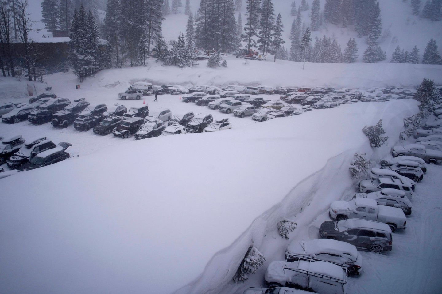 Kalifornien und andere Teile des Westens der USA sind durch den jüngsten Wintersturm, der die Vereinigten Staaten heimgesucht hat, mit starkem Schnee und Regen konfrontiert.