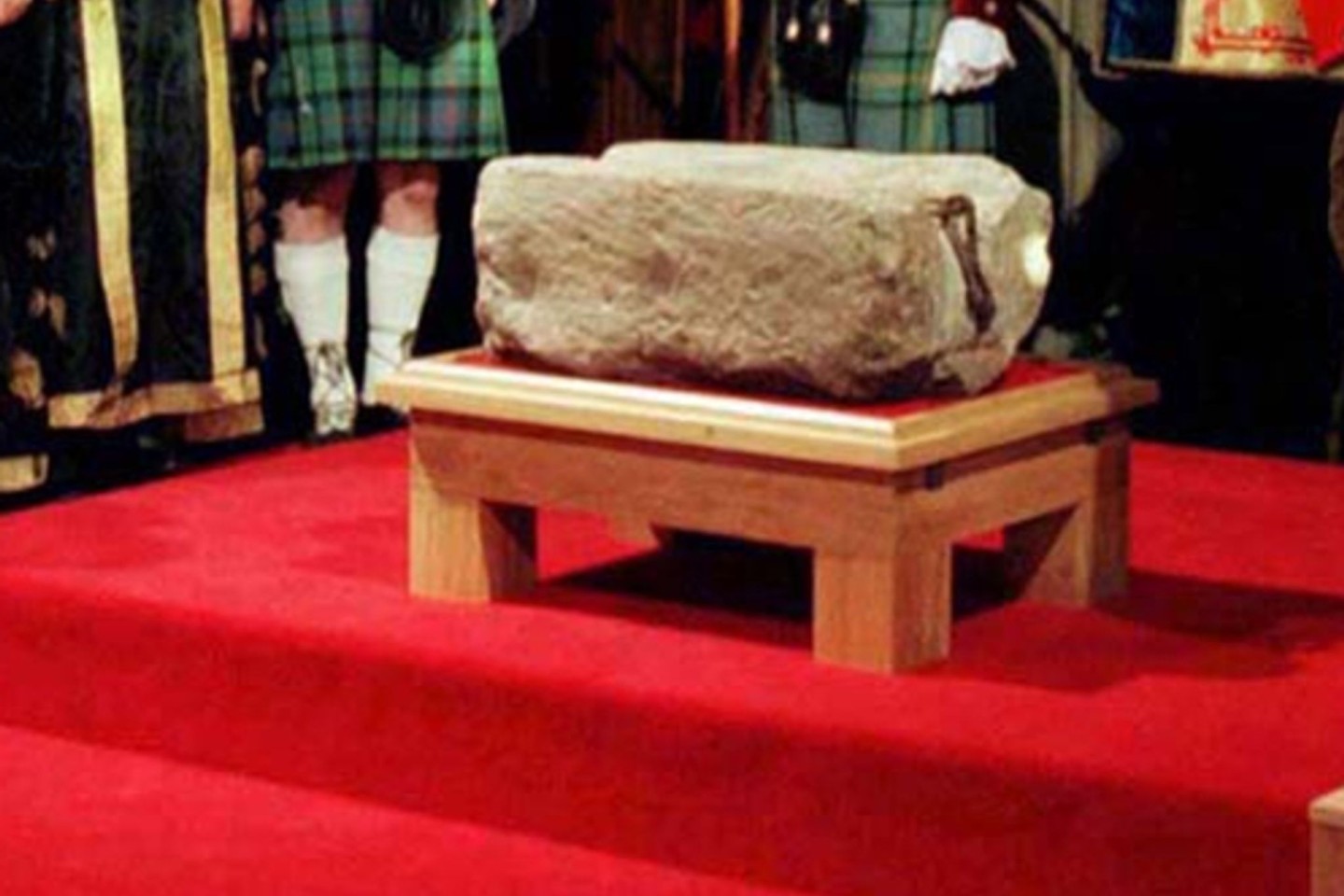 Der Steins des Schicksals (auch Stein von Scone) in der Großen Halle von Edinburgh Castle. Der Krönungsstein ist ein Symbol der schottischen Monarchie.