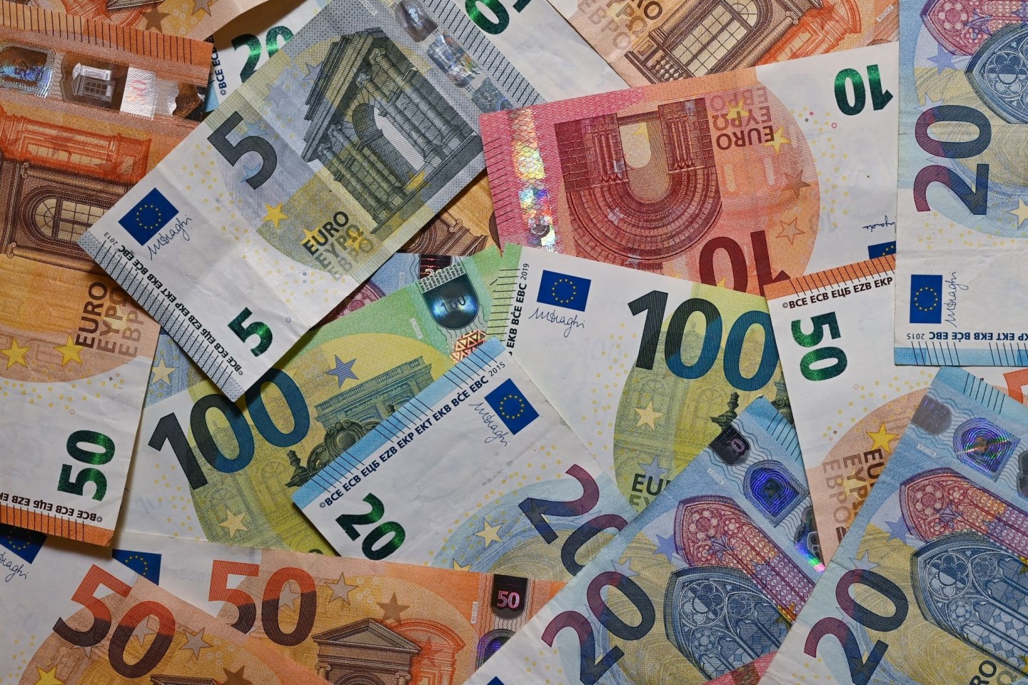 Eurobanknoten liegen auf einem Tisch (Illustration).