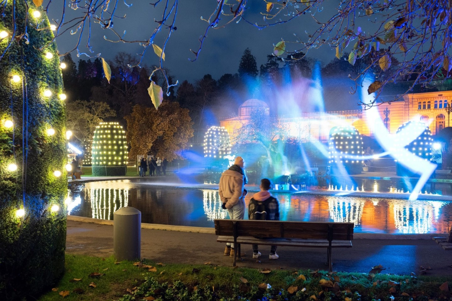 Zahlreiche Lampen illuminieren den zoologisch-botanischen Garten Wilhelma in Stuttgart.