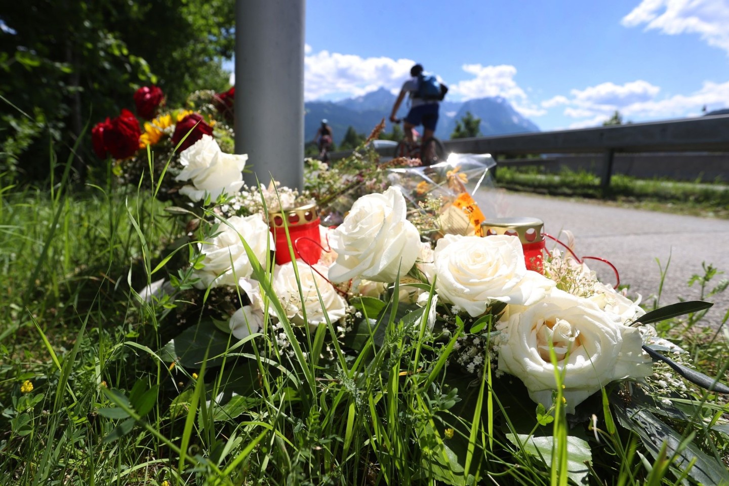Blumen unweit der Unfallstelle bei Garmisch-Partenkirchen