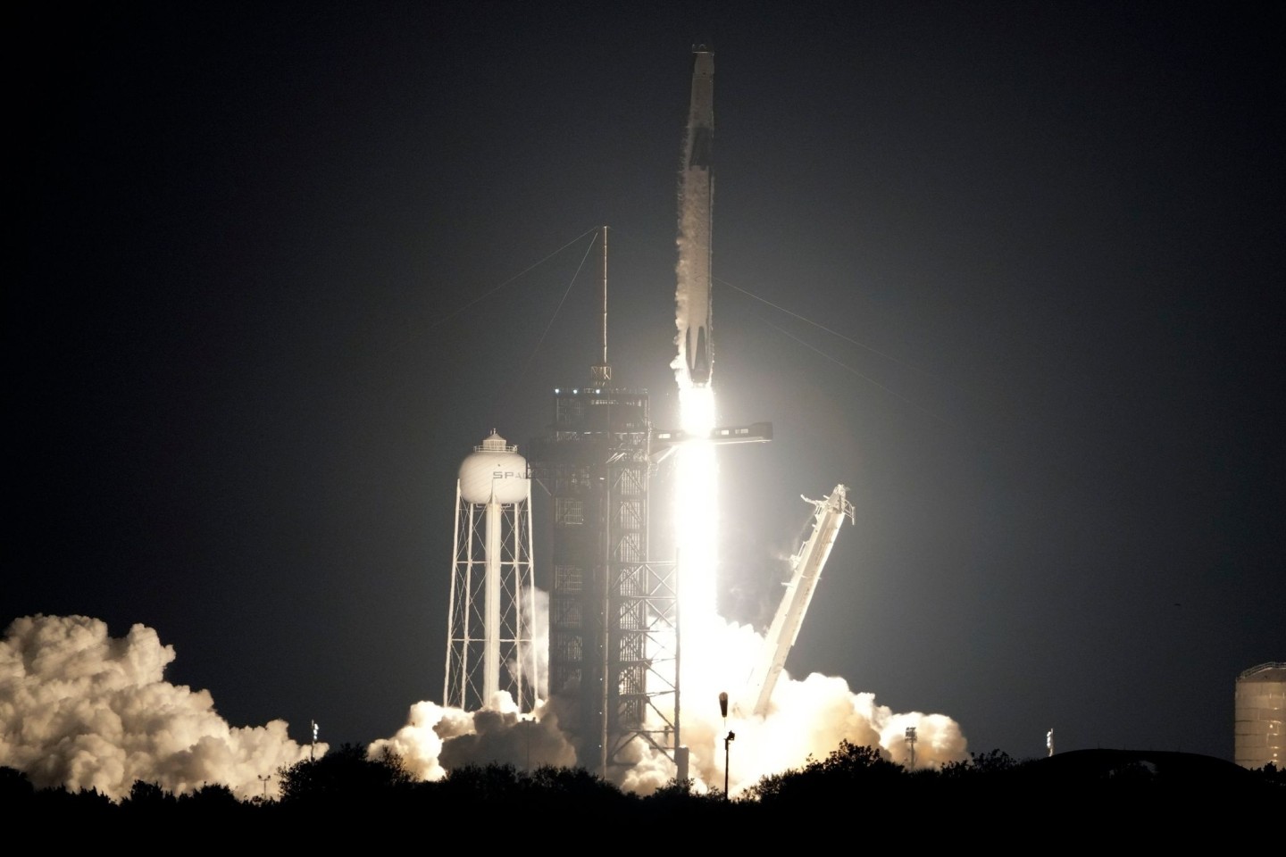 Eine SpaceX-Falcon-9-Rakete mit «Crew Dragon»-Raumschiff hebt von der Rampe 39A des Kennedy Space Centers in den USA ab.