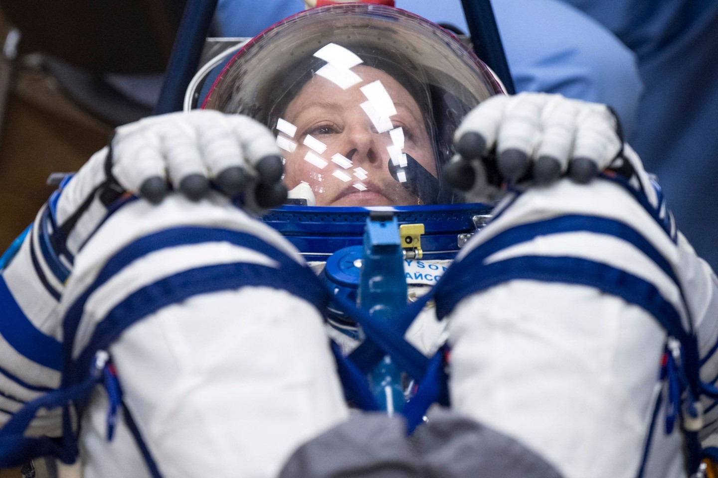 Die Nasa-Astronautin Tracy Dyson lässt den Druck ihres Sokol-Anzugs überprüfen.